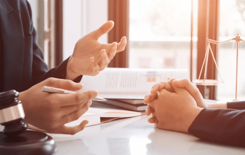 Reunião entre cliente e advogado discutindo antecipação de valores com empresas que compram créditos judiciais, representando segurança e planejamento financeiro.