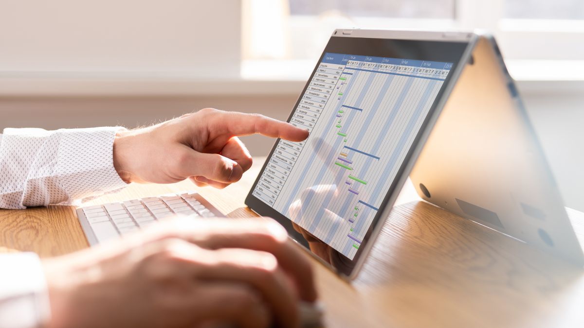 Pessoa apontando para planilha financeira no tablet