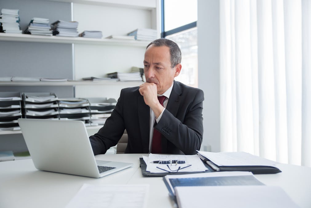 Advogado fazendo a gestão do seu escritório utilizando um software jurídico
